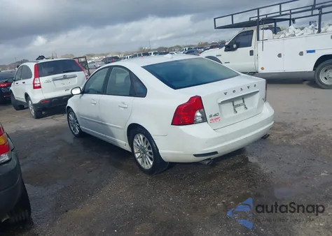 2011 Volvo S40 T5/T5 R-Design z USA, uszkodzony, nr VIN YV1672MSXB2547176